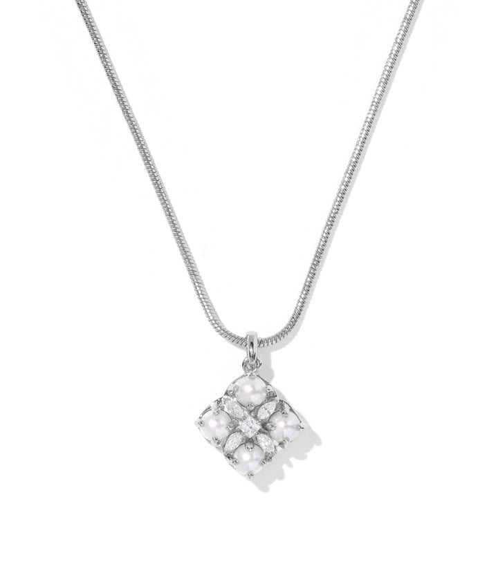 Dira Pearl Silver Short Pendant Necklace